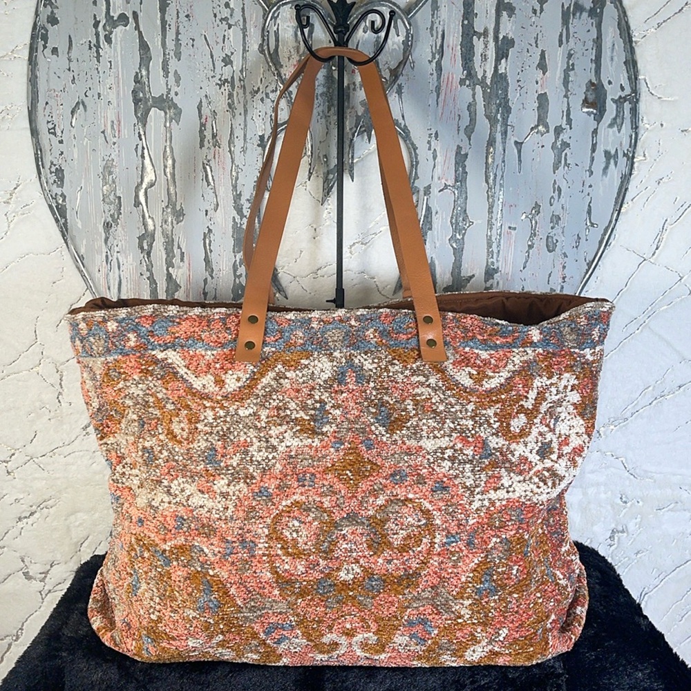 Oversized Carpet shoulder travel bag.